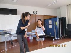 自分を指さす大人と子ども