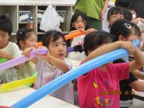カラフルなバルーンを手に持ちねじろうと緊張気味の子どもたち