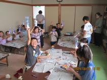 できあがったLEDランタンを嬉しそうに見せる子どもたち