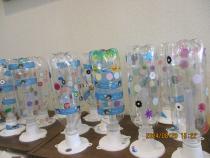 きれいなシール等で装飾されたペットボトルの作品