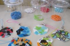 カラフルなプラスチックチップとキーホルダー