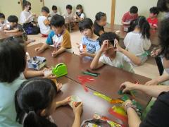 和室で工作をする子どもたち