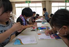 色紙に絵を描く子どもたち