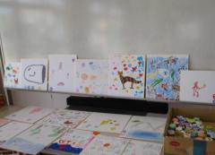 たくさんの色紙に書いた絵