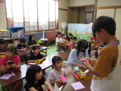 折り紙を折る子ども