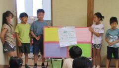 パネルを持って説明する子ども5人