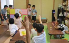 手を挙げている子ども達