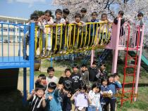 遊具で遊んでいる