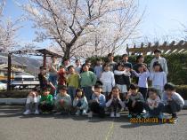 桜と一緒に集合写真
