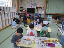 屋内で遊んでいる