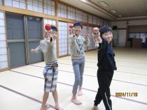 けん玉名人3人が並んでいます