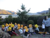 防災頭巾を被っています