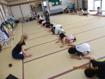 体を曲げている