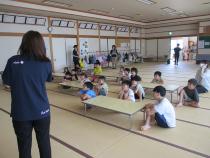 説明を聞いている