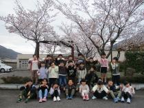 桜の下で集合写真