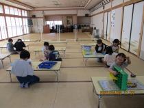 ミニカーなどで遊んでいる