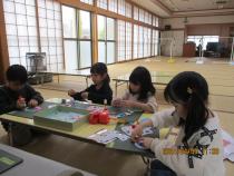 折り紙リースを作成中