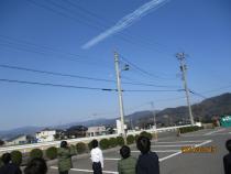 ブルーインパルスが近くを飛んでいる