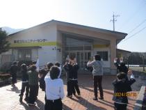 空を眺めている