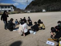 グラウンドに座っている