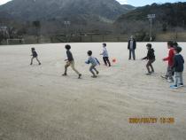 グラウンドで遊んでいる