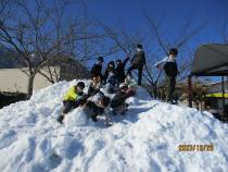 雪山の上で写真撮影