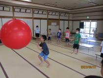 ボールを押している