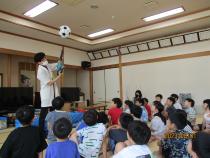 ブロワーでボールを浮かせている