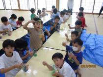 スライムを伸ばしている