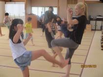 先生の真似をしてキック