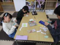 描いた葉っぱを切っている