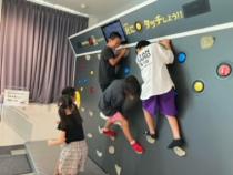 あっとほうむの遊具で遊んでいます