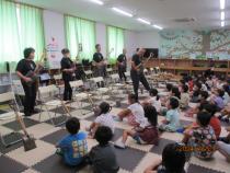 スコップ三味線の演奏です