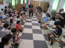 スコップ三味線を体験しています