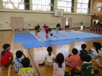 書道パフォーマンスを見ています