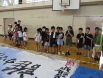 作品を近くで見ています