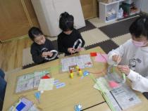 新聞紙に紙テープを巻き付けている