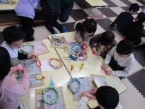 細かい作業をしている