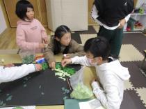 ちぎり絵で辰を作っている