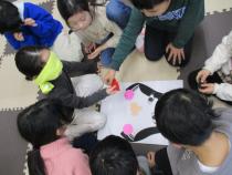 福笑いのパーツを渡されている