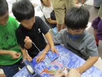 ぶんぶんごま作成の様子