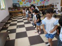 ブーメランを飛ばしている様子