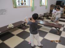 アーチェリーで的を狙っている様子