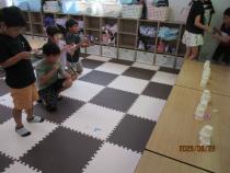 4人並んで的を狙っている様子