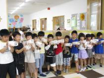 並んで万華鏡を覗いている様子