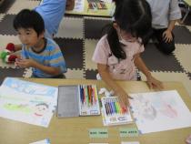 文房具を選びながら絵を描いている様子