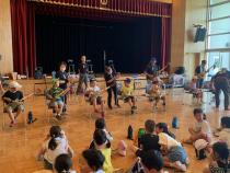 スコップ三味線の演奏会の様子