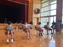 スコップ三味線の演奏体験の様子