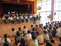 演奏を聴いています