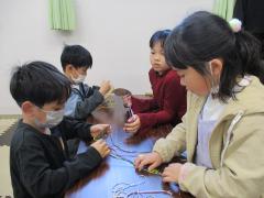 教えてもらいながらミサンガ作成中